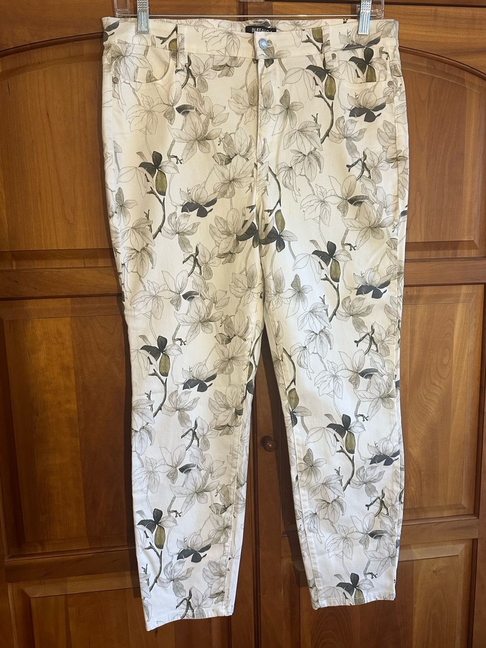 David Bitton Buffalo Brand, Ivory jeans with shades of green Skinny Jeans. 14/34